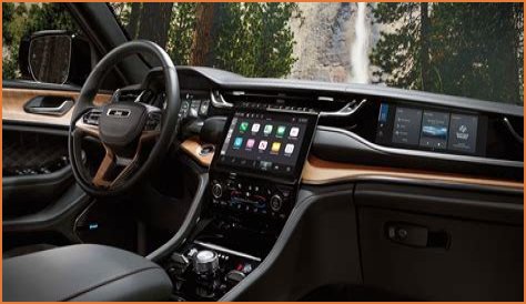 Does Jeep Grand Cherokee have navigation?